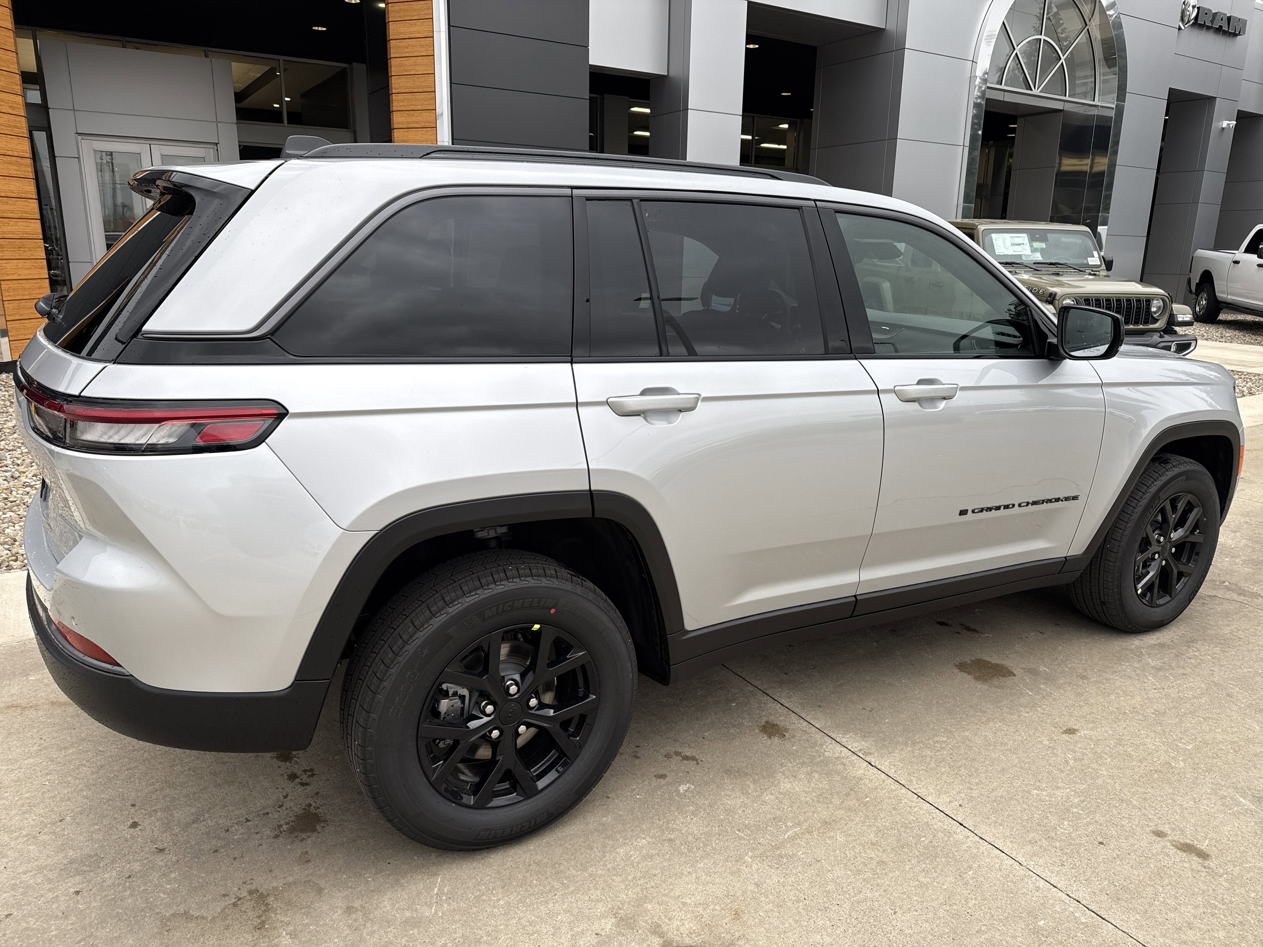 2026 Jeep Grand Cherokee Laredo Altitude 4x4