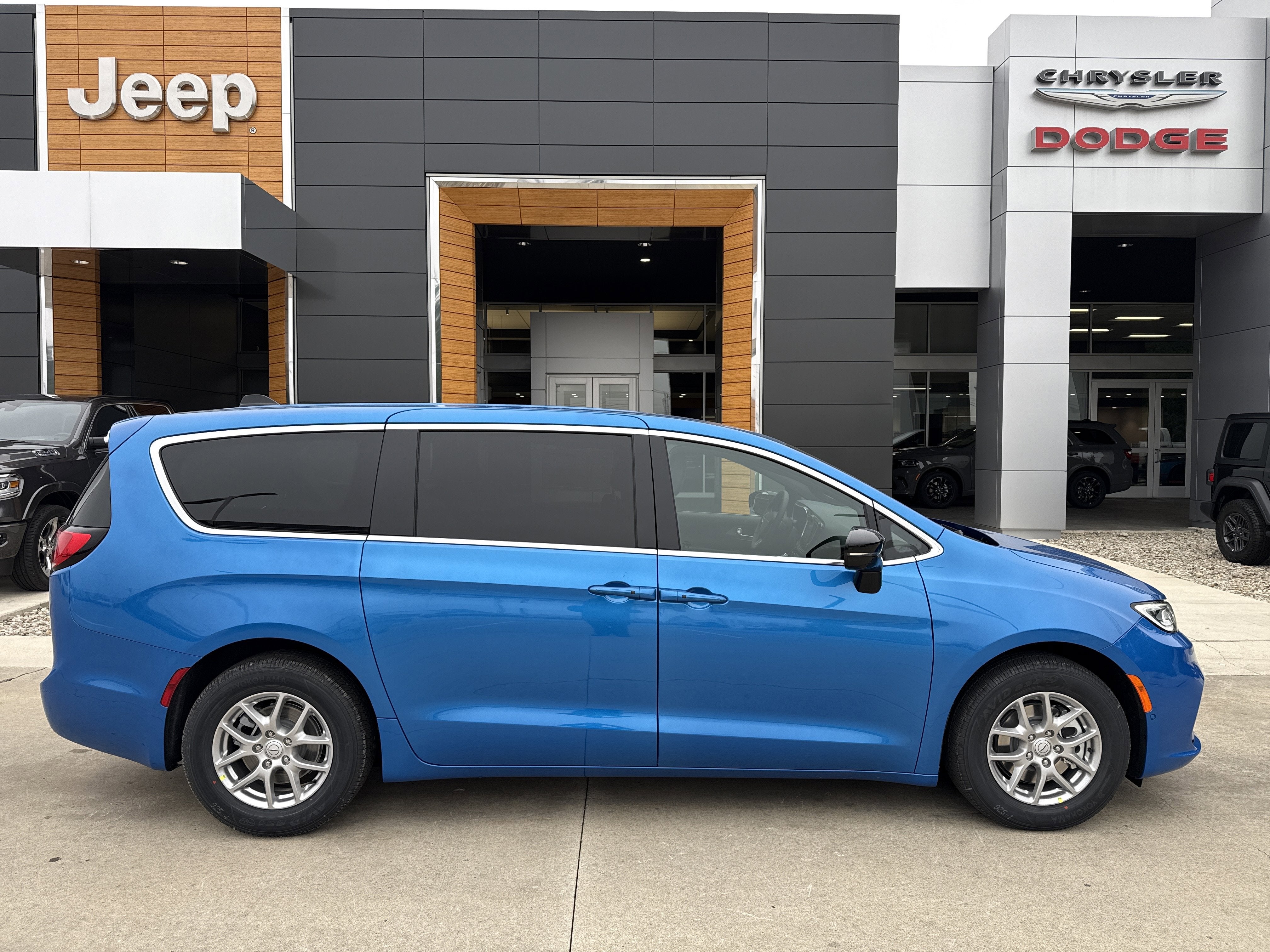 2026 Chrysler Pacifica Select