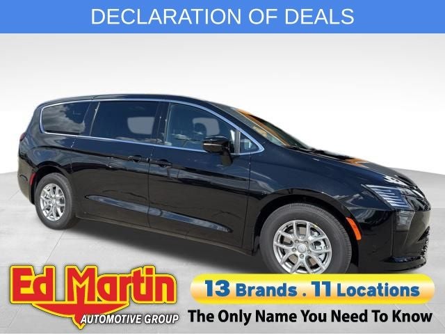 2027 Chrysler Pacifica Select's photo