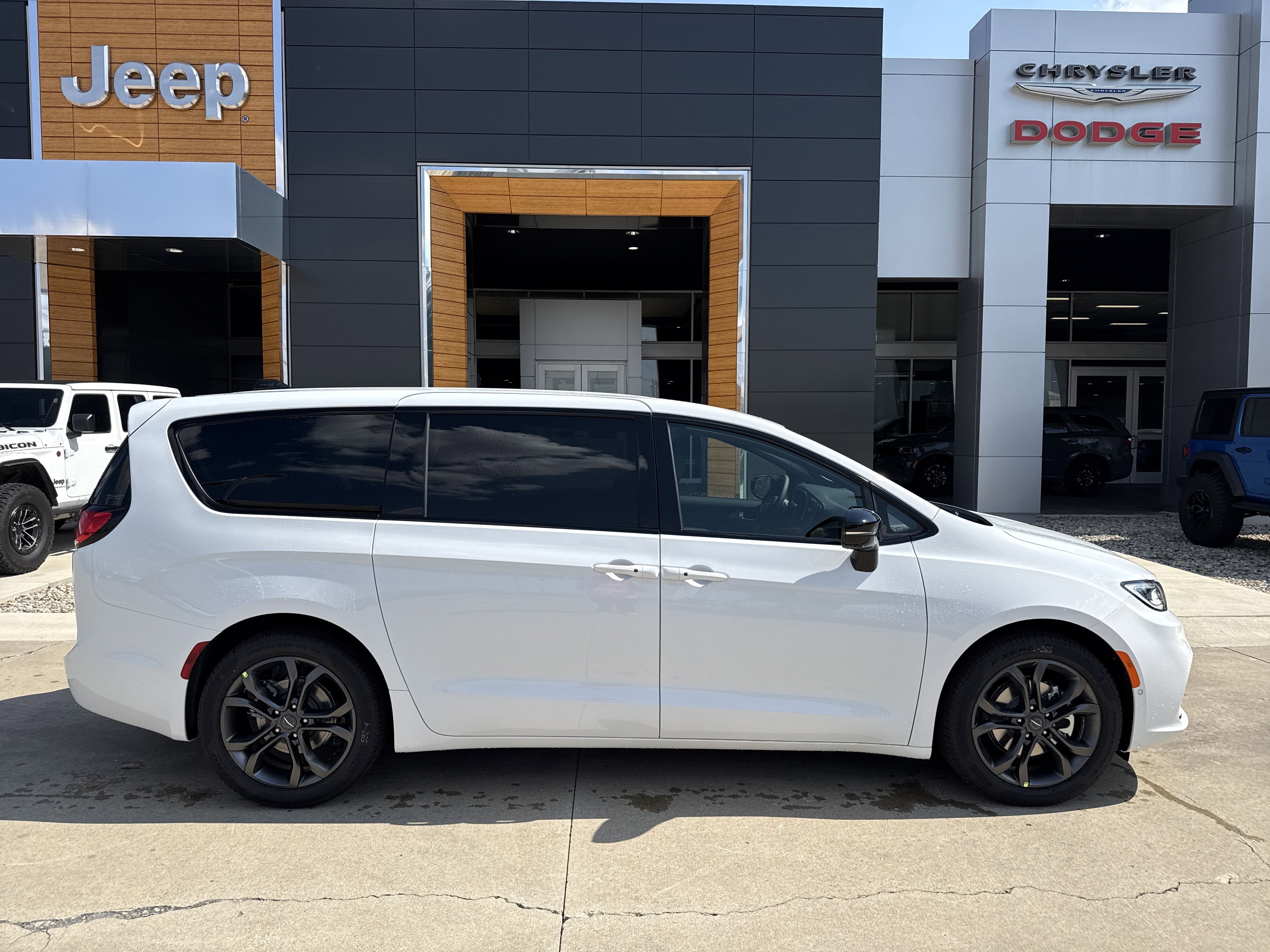 2026 Chrysler Pacifica Select