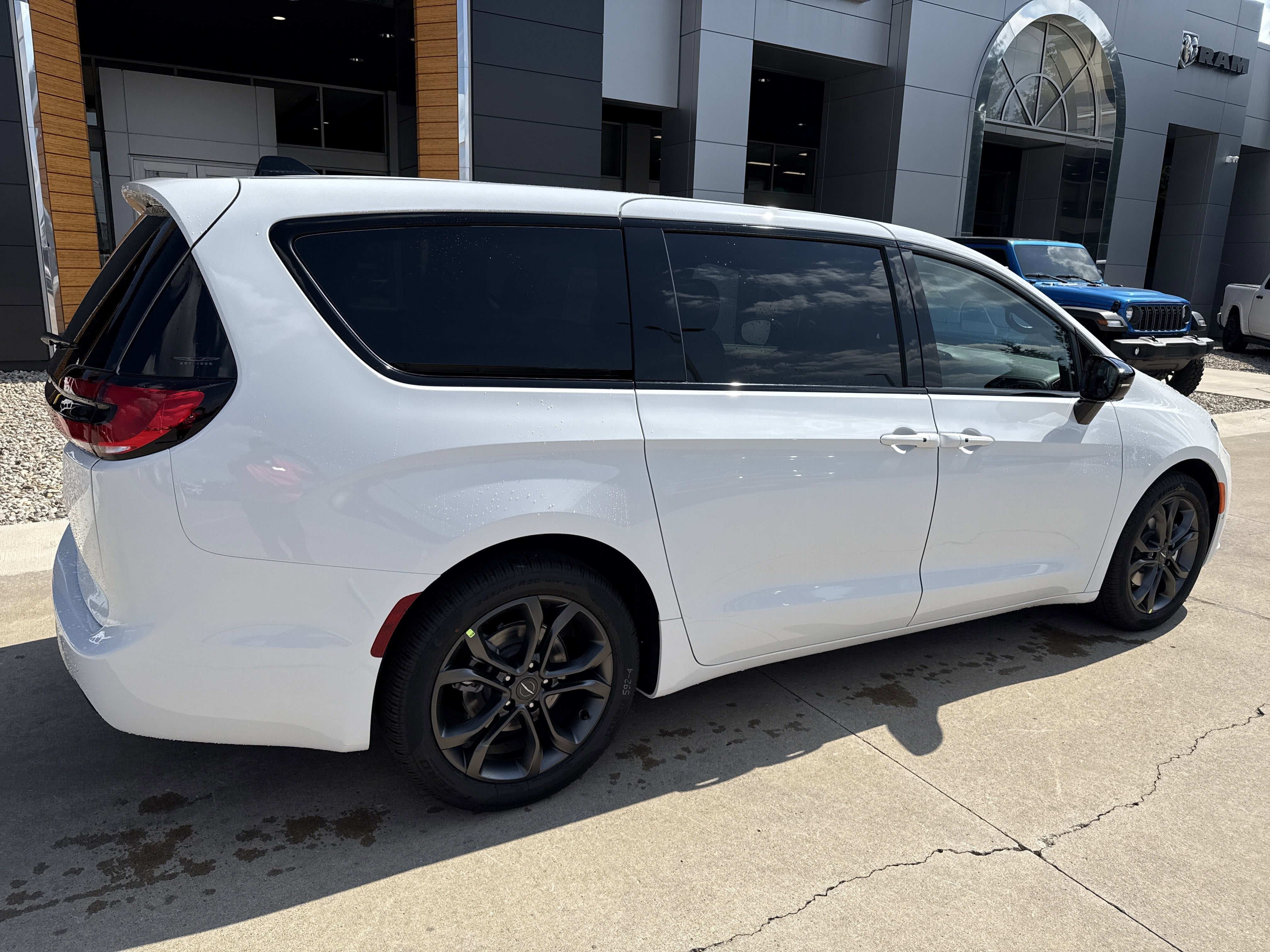 2026 Chrysler Pacifica Select