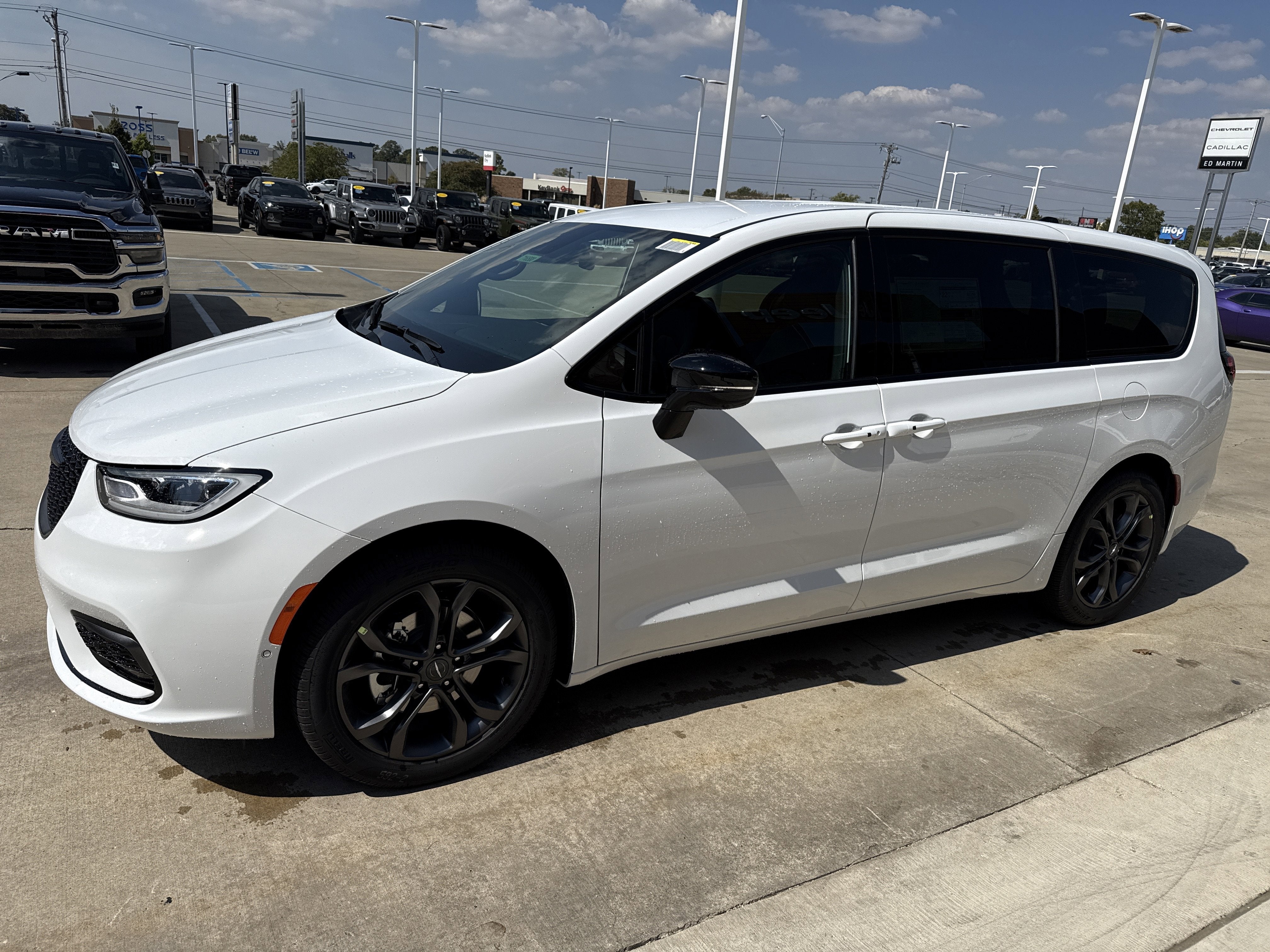 2026 Chrysler Pacifica Select