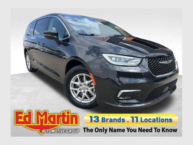 2023 Chrysler Pacifica Touring L's photo