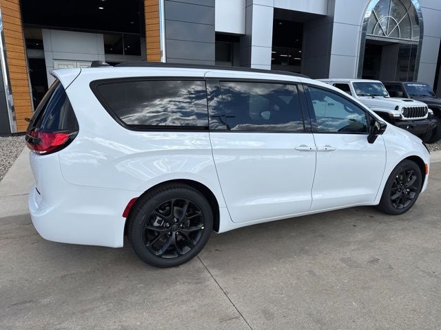 2027 Chrysler Pacifica Limited