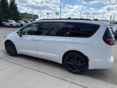 2027 Chrysler Pacifica Limited