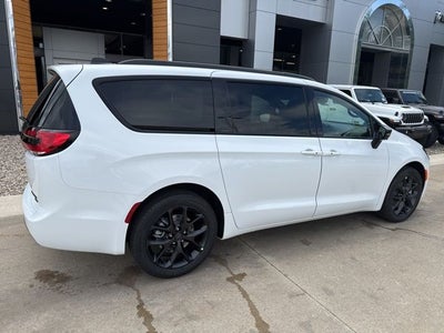 2027 Chrysler Pacifica Limited